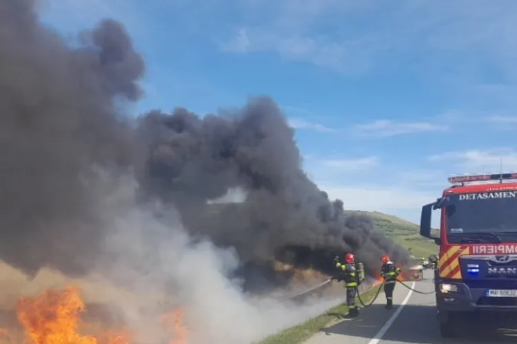 O mașină a luat foc pe centura Vâlcele -Apahida, Cluj! Pompierii intervin chiar ACUM de urgență cu două echipaje pentru a stinge focul