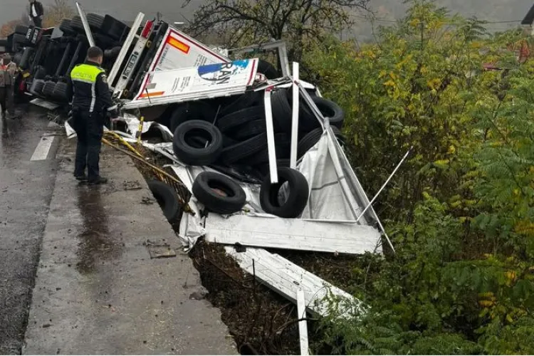 Trafic blocat complet pe Valea Oltului, după un accident cu un TIR! Un șofer turc, vinovat