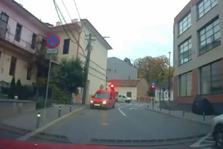 VIDEO. Un șofer de dubiță a intrat pe unde nu avea voie, în Cluj! S-a trezit față în față cu alt autoturism, apoi și-a continuat drumul