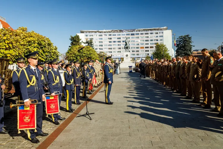IMAGINI DE COLECȚIE: Ziua Armatei României, sărbătorită la Cluj-Napoca! Militarii au defilat în Piața Mihai Viteazul