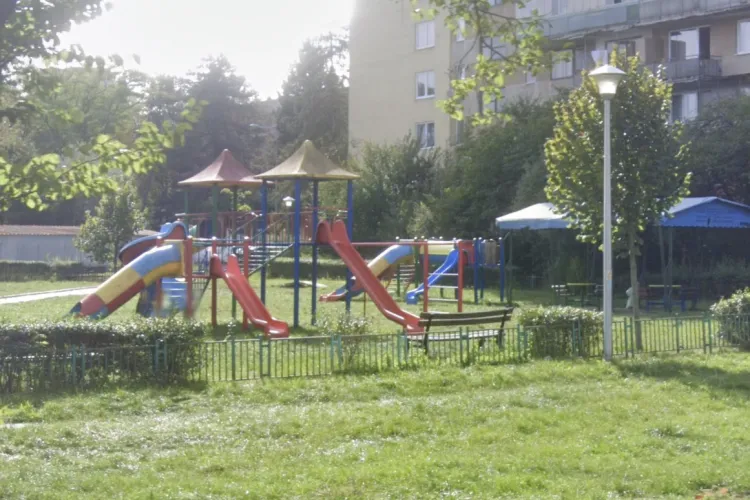Au făcut parcarea, au uitat ghena! Containerele de gunoi stau descoperite pe iarbă, lângă un loc de joacă din Cluj-Napoca. Gunoaiele, împrăștiate peste tot