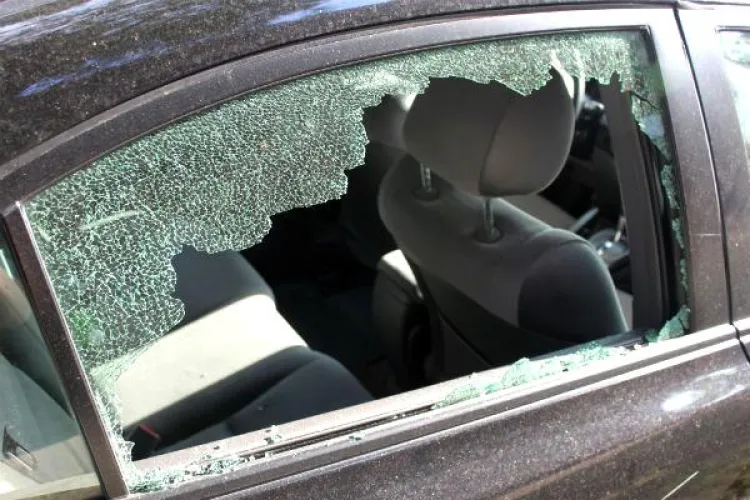 Trei hoți au spart geamul unei mașini pentru a fura bateriile auto, însă nu vor face nicio zi de pușcărie! Ce sancțiuni au primit de la judecători