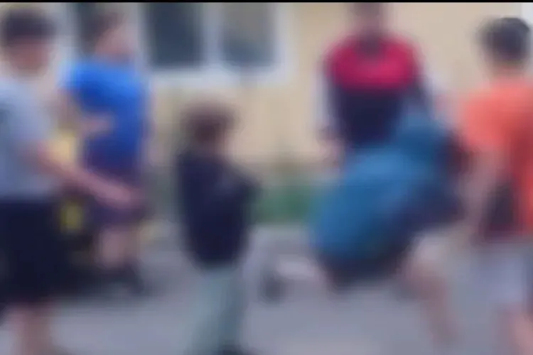 Copil de 10 ani, bătut și lovit cu un bici improvizat pe o stradă din Florești. Doi localnici au intervenit: „L-au aruncat pe jos și îl loveau”