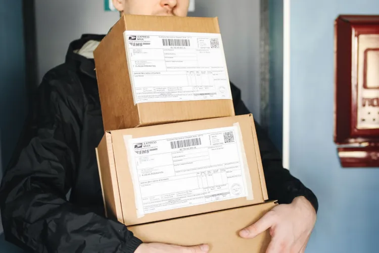 Taxă nouă pentru coletele comandate din China! Românii care cumpără de pe Temu și AliExpress ar putea resimți schimbarea chiar înainte de Black Friday