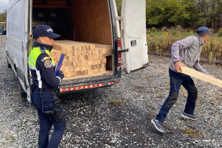 Prins pe drumurile din Cluj cu lemne fără acte! Șoferul a încasat o amendă usturătoare, iar polițiștii i-au confiscat marfa