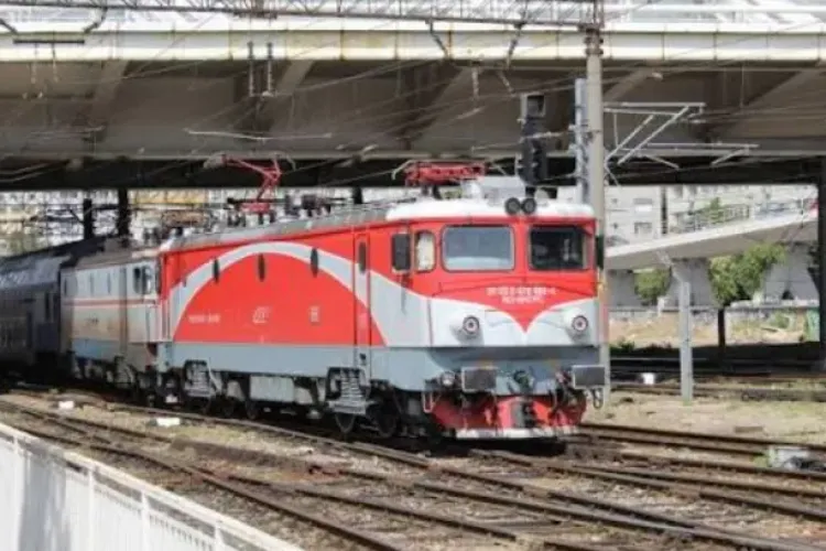 Situație incredibilă pe calea ferată! Un tren CFR a transformat o călătorie obișnuită într-un adevărat coșmar