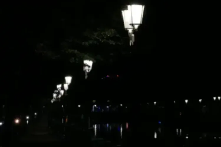 Pericol pentru pietoni pe o alee din Cluj-Napoca! Locuitorii reclamă iluminatul slab pe timpul nopții 