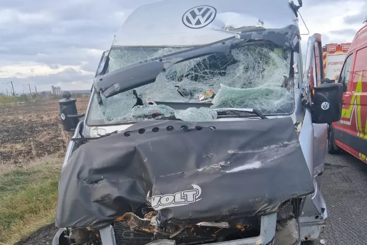 Accident grav în Cluj! Un copil de 2 ani, rănit în urma unui impact dintre un microbuz și un camion. Pompierii intervin de urgență