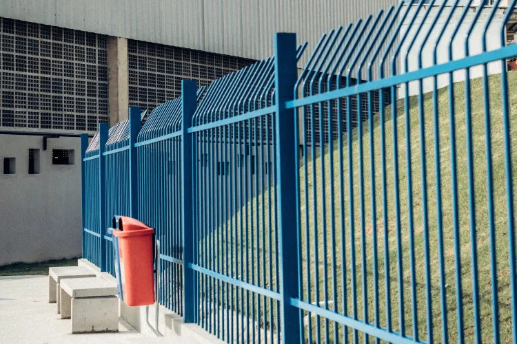 Un gard ridicat fără autorizație ocupă în continuare spațiul verde, în Cluj! Au trecut patru luni de la prima sesizare trimisă de un localnic