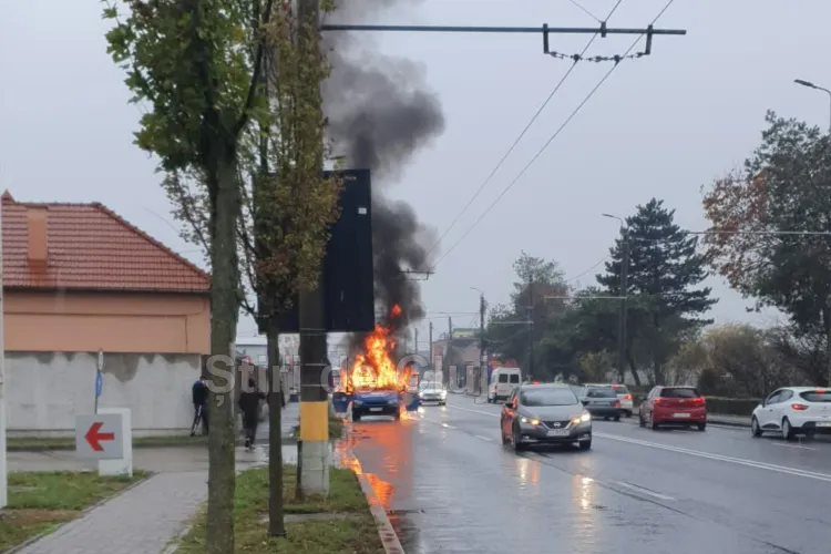 VIDEO. Mașină în flăcări pe strada Traian Vuia din Cluj-Napoca! Focul a cuprins cu totul autoturismul, iar un fum negru și dens se ridică deasupra șoselei