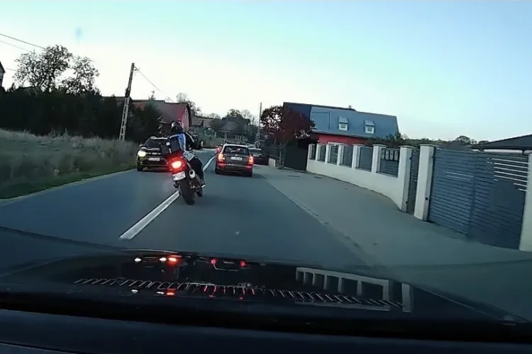VIDEO. Motociclist, la un pas de impact frontal pe o șosea din Cluj! A intrat în depășire fără să țină cont de nimic: „Te consider donator de organe!”