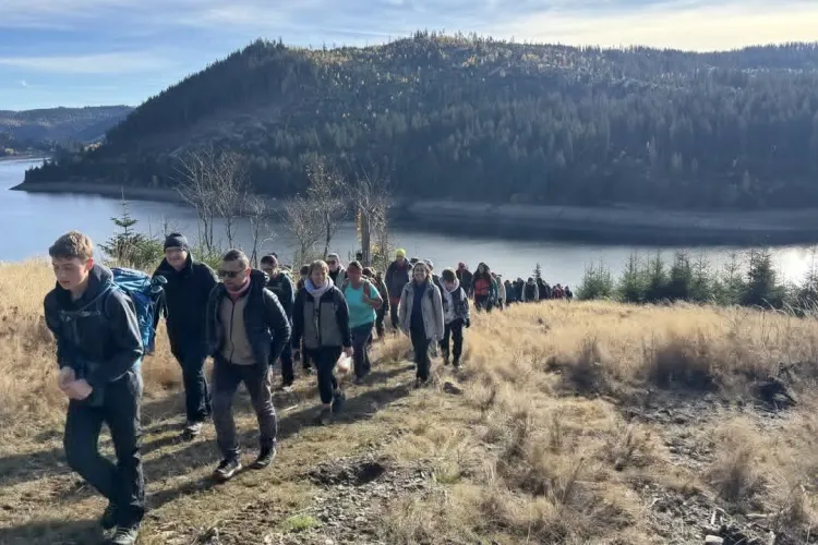 Lumea a luat cu asalt noul traseu de la Beliș, Cluj! 200 de turiști au urcat sâmbătă pe Vârful Pipaș cu salvamontiștii, iar priveliștea spre lac i-a cuceri