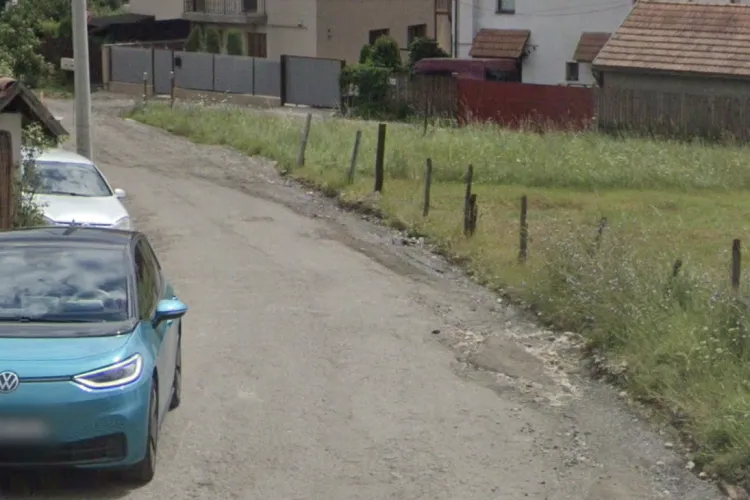 Pe o stradă din Cluj-Napoca nu se mai poate circula pe ambele benzi! Vinovate sunt mașinile parcate pe stradă: Un clujean le cere autorităților o soluție