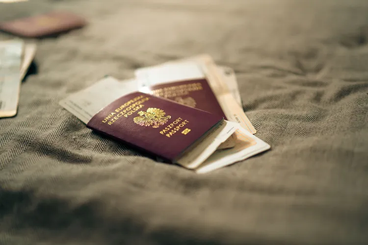 Ai rămas fără acte și bani în vacanță, într-o țară străină? Ce trebuie să faci pentru a te întoarce în România și când te poate ajuta consulatul