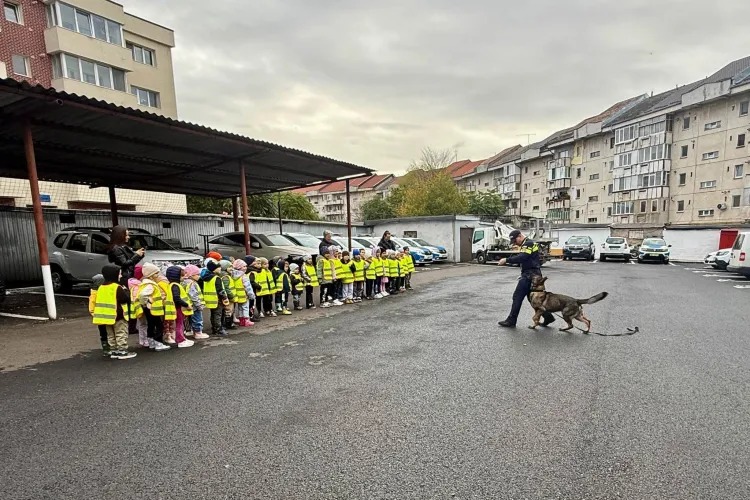 Peste 50 de preșcolari au devenit „polițiști pentru o zi” la Turda! Au văzut câini dresați în acțiune, și-au lăsat amprentele și au primit legitimații