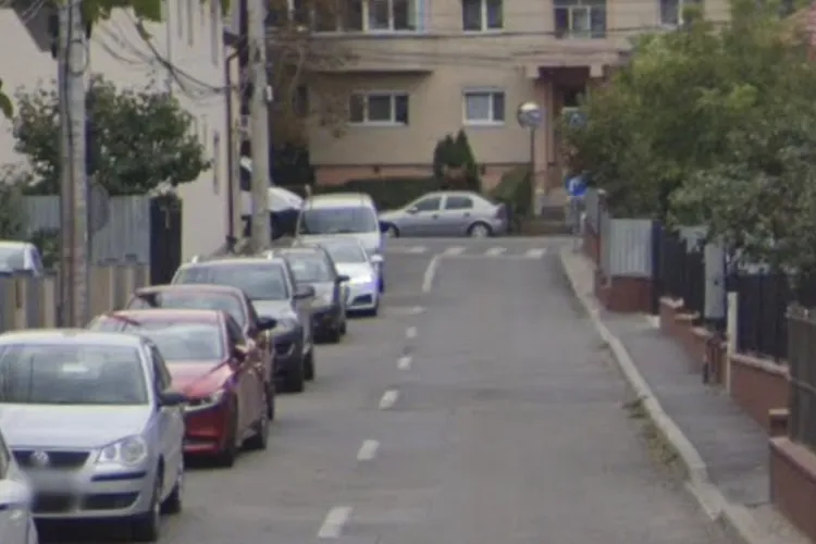 Haos zilnic pe o stradă din Cluj-Napoca: Mașini parcate sub semnele de interzis, o bandă blocată și două grădinițe private în centrul scandalului