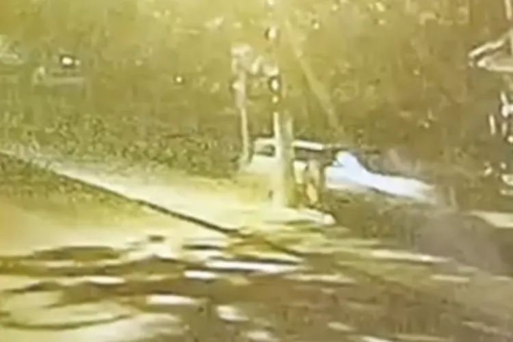 VIDEO LIVE. Momentul în care o mașină intră în Centrul Turistic din Dej! Șoferul pierde controlul volanului, apoi el și pasagerul pleacă
