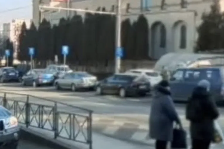 Haos total pe o stradă din Cluj-Napoca: Mașinile au ocupat trotuarul în totalitate: Oamenii nu mai au pe unde să meargă pe jos!