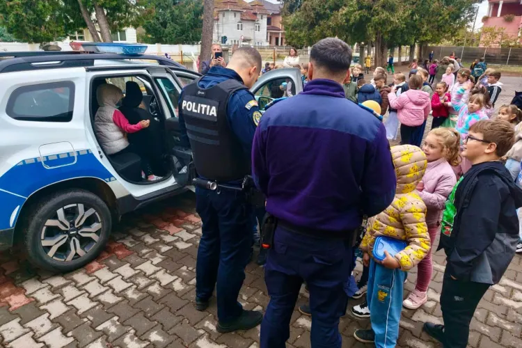 Polițiștii au intrat în clasă, în Cluj! Ce le-au spus celor 110 copii de la pregătitoare la clasa a II-a despre pericolele de pe stradă și trotinetă