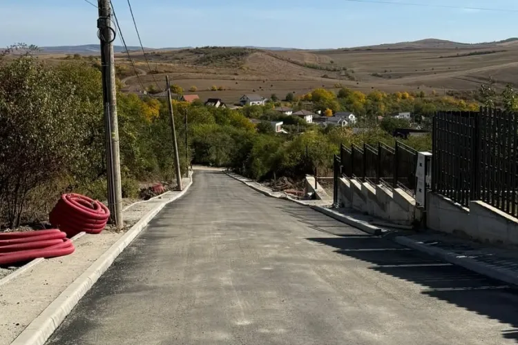 Aproape 100 de milioane de lei pentru o stradă dintr-o comună de lângă Cluj! Cum arată acum strada Nucilor, unde muncitorii lucrează în forță