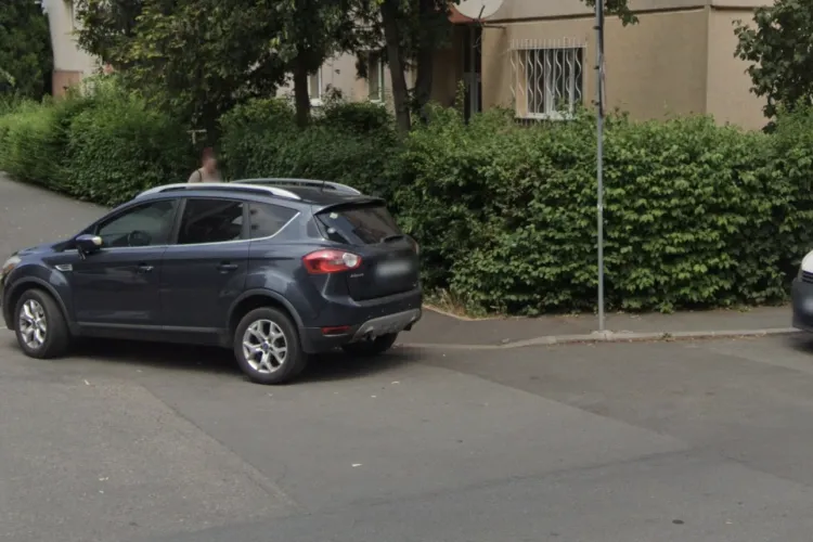 Trotuarul blocat zilnic de mașini pe o stradă din Cluj-Napoca: Un clujean, sătul de parcările ilegale, cere stâlpișori: „Amenzile nu rezolvă nimic”