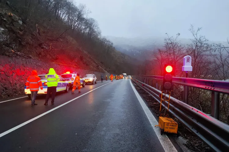 Aglomerație și coloane de mașini pe DN1F. Șoferii, nevoiți să aștepte la semafor