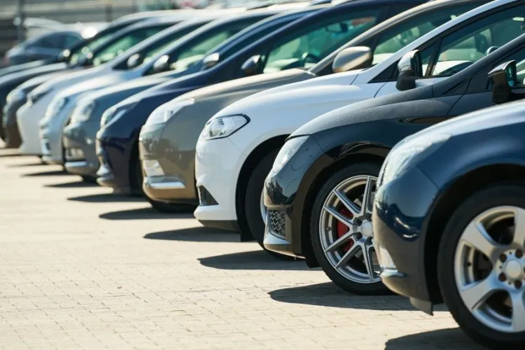 Afacere cu mașini la negru, deconspirată de anunțurile de pe internet: 75 de autoturisme vândute fără firmă, iar statul a pierdut peste 1,1 milioane de lei