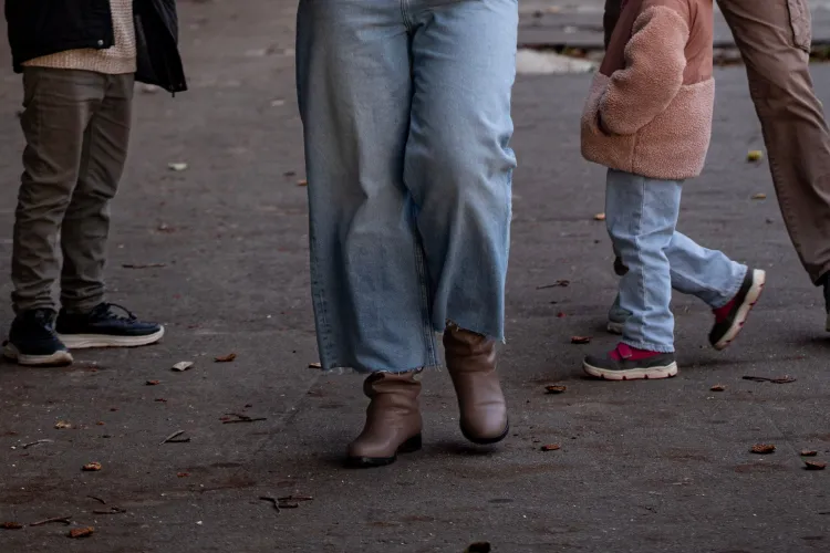 Salariul minim, departe de nevoile românilor! Cât costă un trai decent în 2026 pentru o familie și ce diferență uriașă există între venituri și cheltuieli