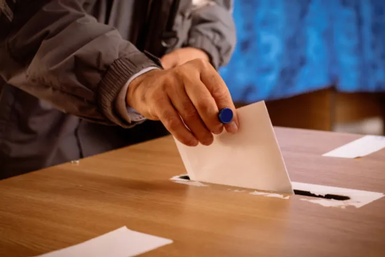 Cutremur în politica românească! Un nou sondaj arată ce partid conduce în preferințele alegătorilor și cât de nemulțumiți sunt românii de situația țării