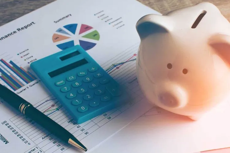 Vești proaste pentru buzunarul românilor: Euro ar putea ajunge la 5,39 lei! 96% dintre analiști văd leul mai slab, iar unii iau în calcul chiar o recesiune