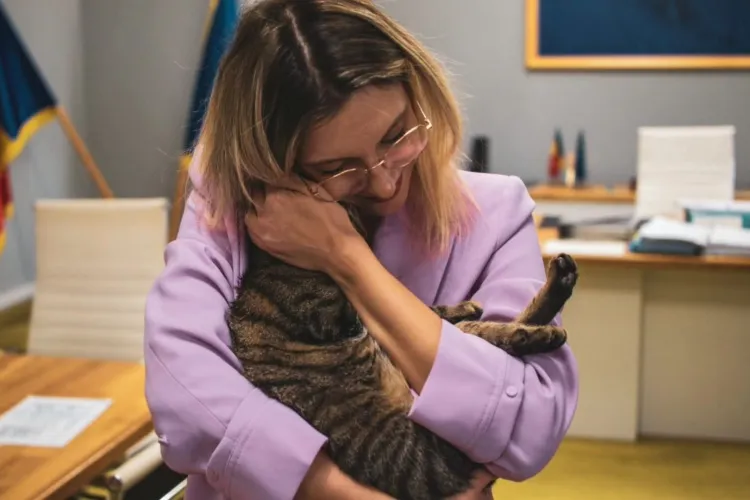 Diana Buzoianu nu s-a putut dezlipi de „mascota” Ministerului Mediului! Fosta ministră a luat-o acasă pe Leia: „Nu m-am putut despărți de ea”