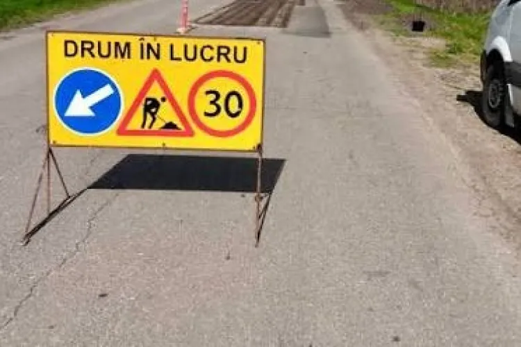 Drum aproape impracticabil în Cluj, plin de cratere, după ce lucrările de modernizare au fost abandonate! Locuitorii cer explicații