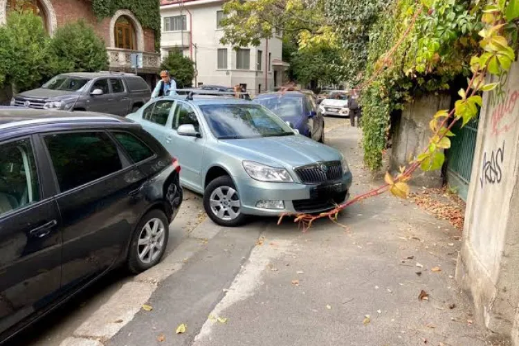 Locatarii unui bloc din Cluj se tem să iasă cu mașina în stradă! Mașinile parcate le blochează vizibilitatea: „Nu ne putem asigura corespunzător!”
