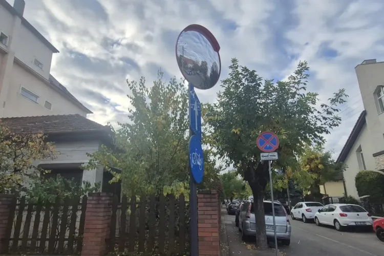 Pericol în apropierea unei școli din Cluj! Oglinda rutieră a dispărut, iar șoferii sunt nevoiți să înainteze până în mijlocul drumului