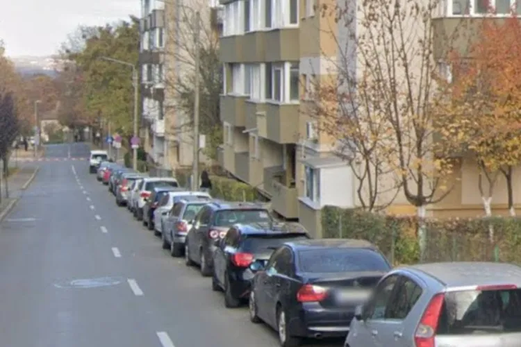 Un clujean acuză că mașinile sunt parcate de 20 de ani pe o stradă fără să fie ridicate: „Iarna este destul de periculos!”