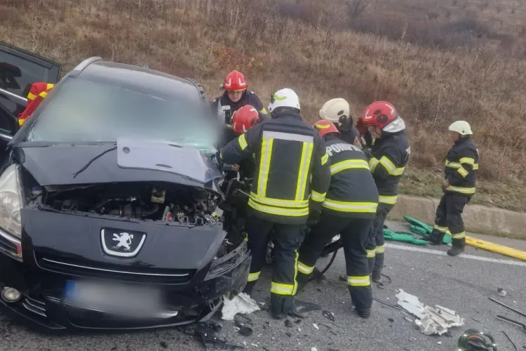 Trafic BLOCAT pe ambele sensuri pe centura Vâlcele-Apahida, după un accident grav! Un bărbat a rămas încarcerat, o femeie și doi copii mici, răniți