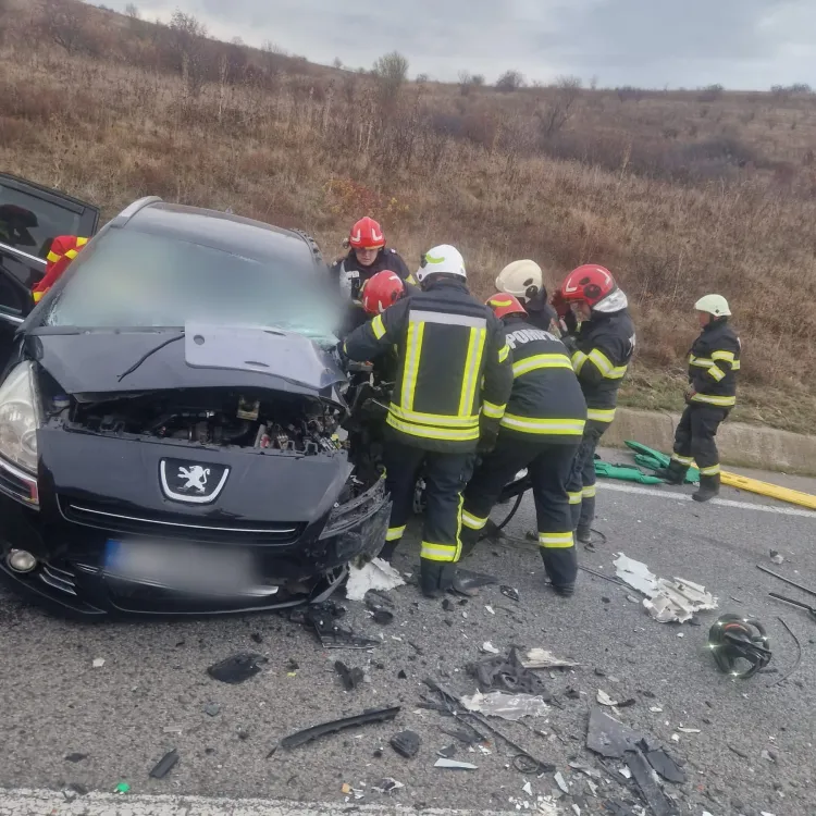 Trafic BLOCAT pe ambele sensuri pe centura Vâlcele-Apahida, după un accident grav! Un bărbat a rămas încarcerat, o femeie și doi copii mici, răniți