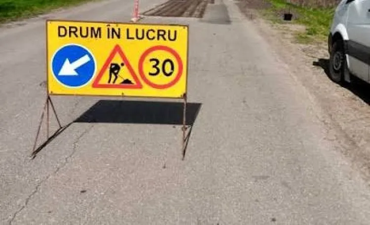 Drum aproape impracticabil în Cluj, plin de cratere, după ce lucrările de modernizare au fost abandonate! Locuitorii cer explicații