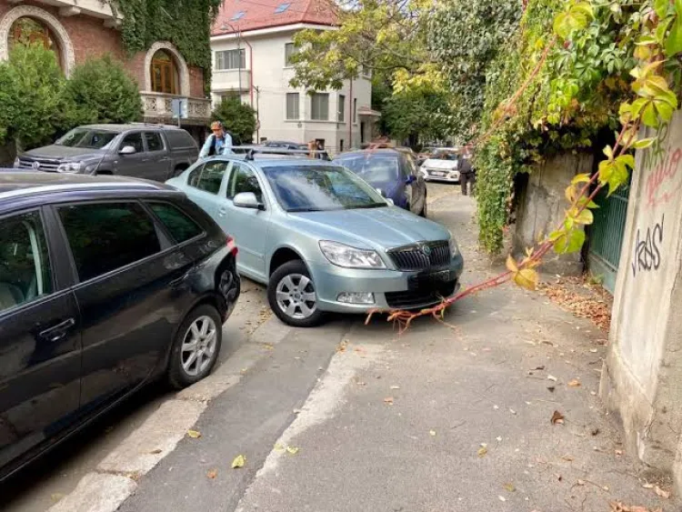Locatarii unui bloc din Cluj se tem să iasă cu mașina în stradă! Mașinile parcate le blochează vizibilitatea: „Nu ne putem asigura corespunzător!”