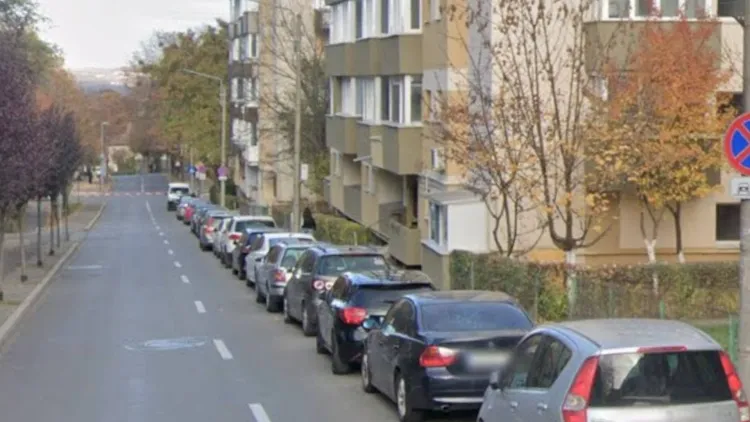 Un clujean acuză că mașinile sunt parcate de 20 de ani pe o stradă fără să fie ridicate: „Iarna este destul de periculos!”