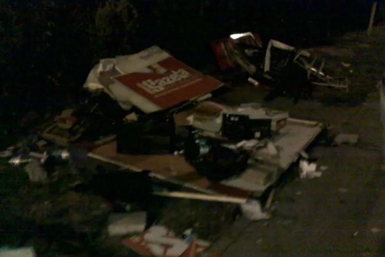 Accident langa Expo Transilvania! O masina a spulberat un chiosc de ziare si a zburat de pe strada Aurel Vlaicu FOTO