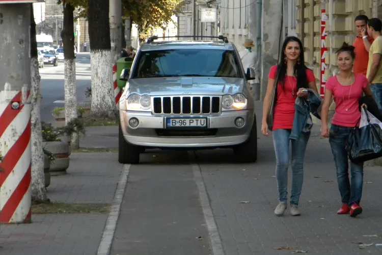 Smecher cu Jeep! Un sofer si-a lasat masina pe pista de biciclisti STIREA CITITORULUI