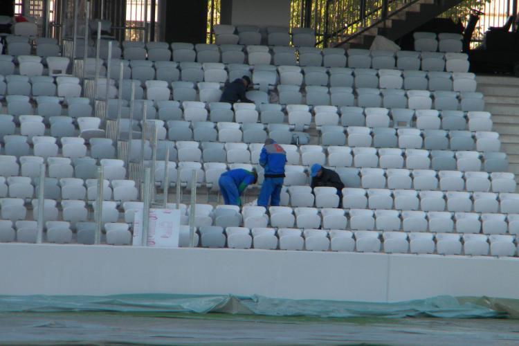 Trebuie sa fii nesimtit pentru a rupe scaunele de pe Cluj Arena! STIRI de CLUJ le-a testat VIDEO