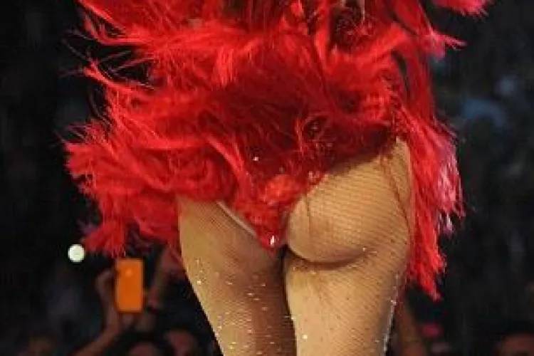 Jennifer Lopez si-a arata celebrul posterior la un festival din Las Vegas - VIDEO si FOTO