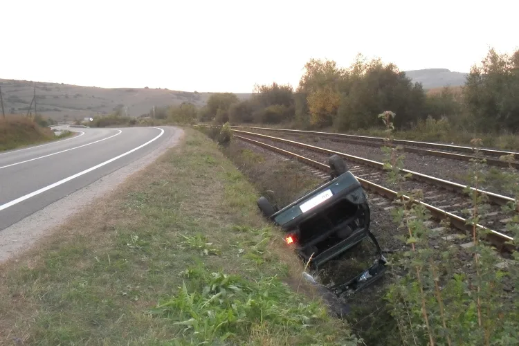 Masina rasturnata la iesire din Mera! Proprietarul si-a abandonat acolo masina FOTO
