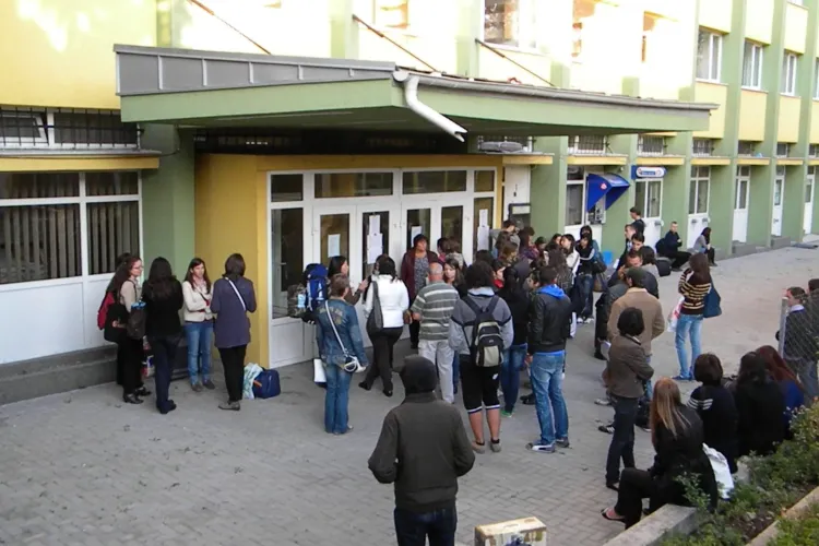 In Hasdeu e ca in gara! Studentii au stat ore bune pentru a primi un loc in caminele UBB Cluj VIDEO si FOTO