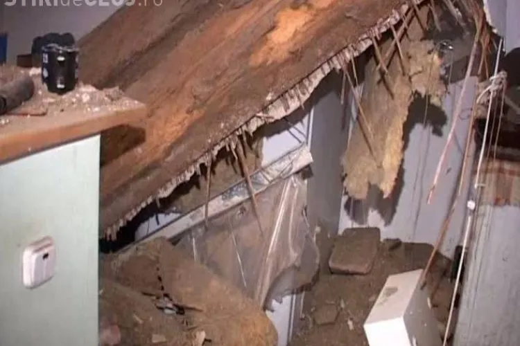 O dejeanca s-a trezit cu tavanul in cap in timp ce statea la televizor VIDEO