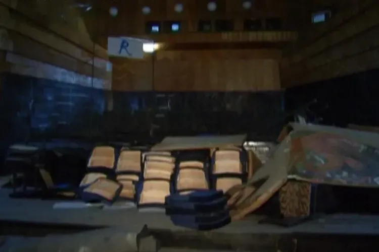 Cum arata Cinema Marasti inainte de renovare! In cladire se adaposteau boschetarii VIDEO