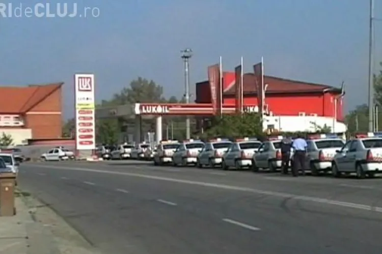 Politistii din Dej alimenteaza in gasca! Vezi cum arata 15 masini de politie in pompa de bezina VIDEO