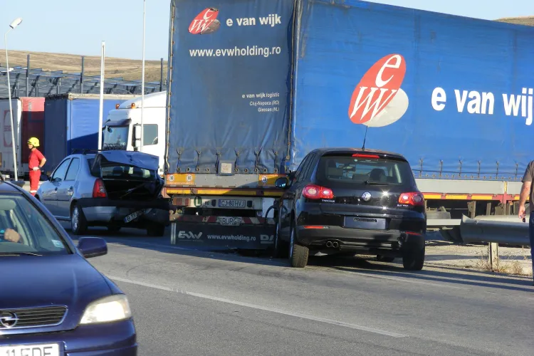Accident la intrare in Apahida! Soferul unui VW Tiguan a intrat sub un TIR